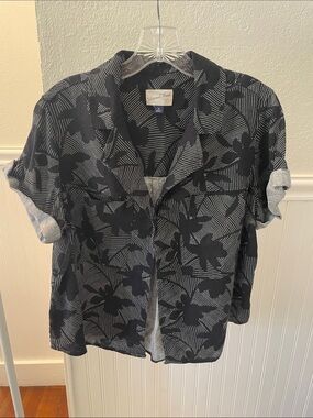 Black Floral Short Sleeve Button-Front Collared Shirt - Universal Thread